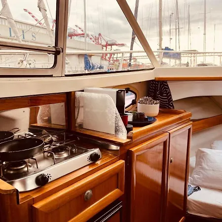 Ero- A Floating Escape In 船屋