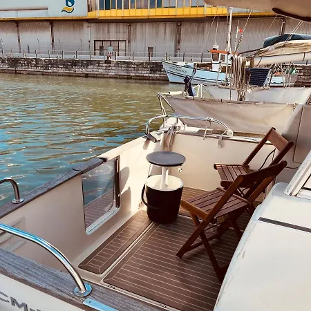Ero- A Floating Escape In 보트호텔
